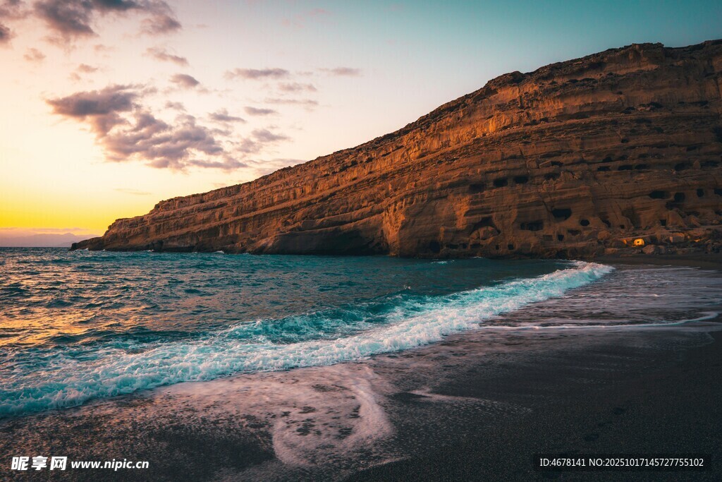 海边黄昏下的黑色沙滩美景