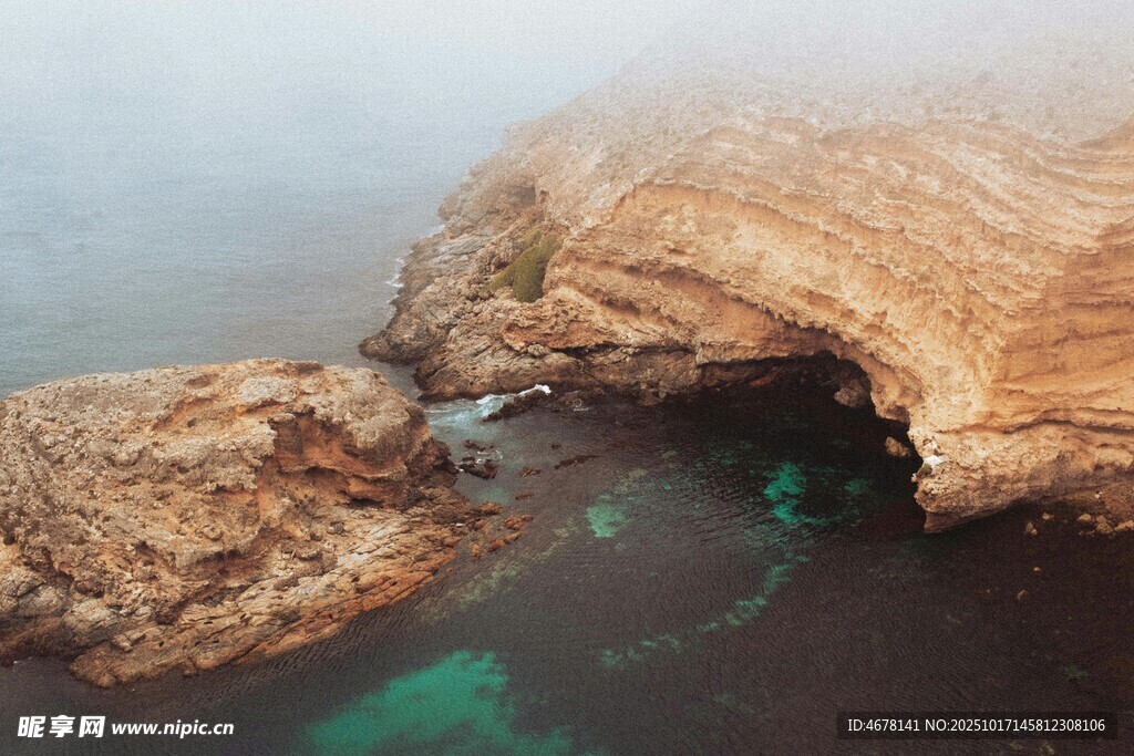 海边嶙峋岩石与碧蓝海水