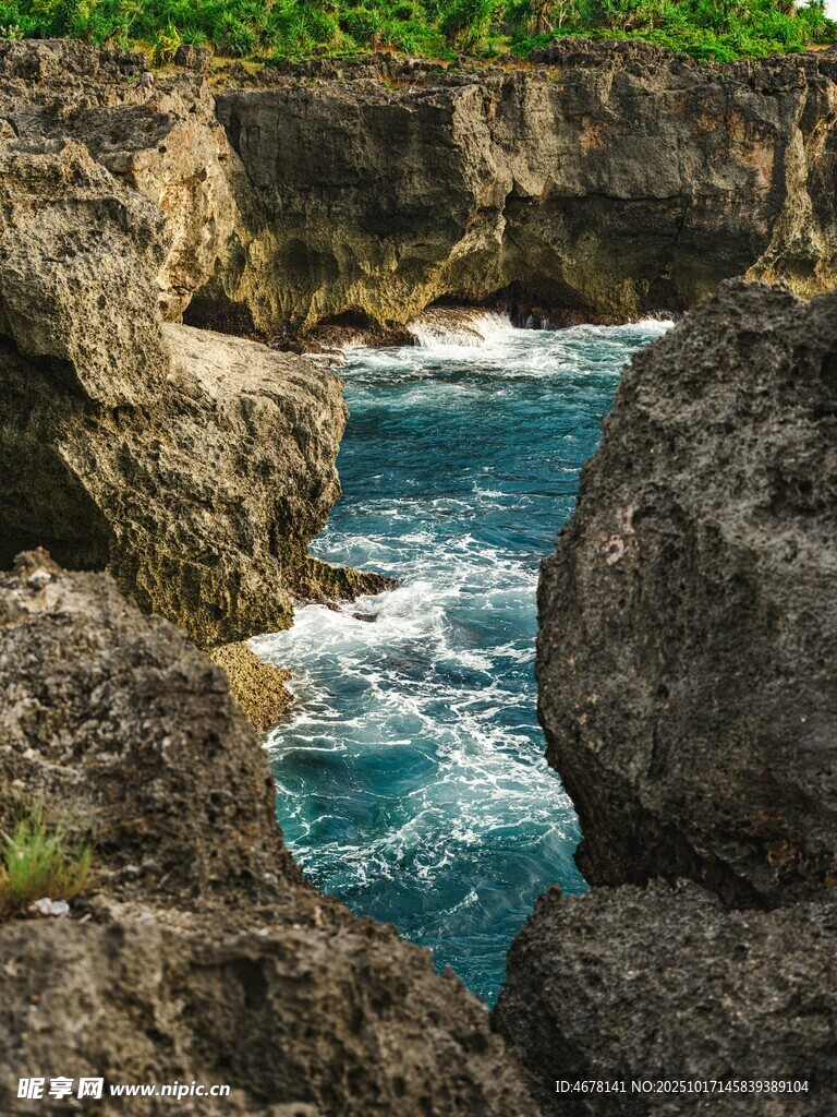 海岸岩石间的碧蓝海水