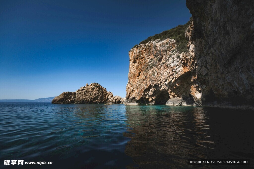 海边嶙峋岩石与澄澈海水