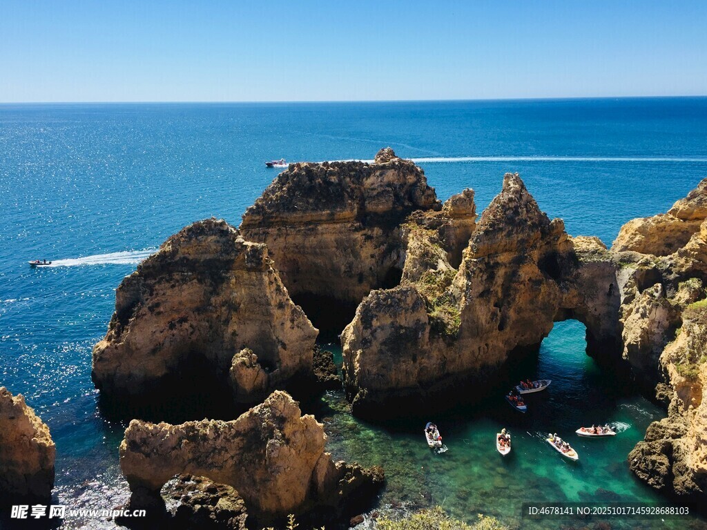 海岸边嶙峋的壮美岩石景观