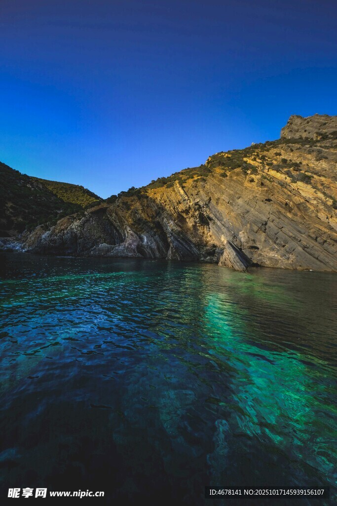 碧海青山的美丽海岸风光