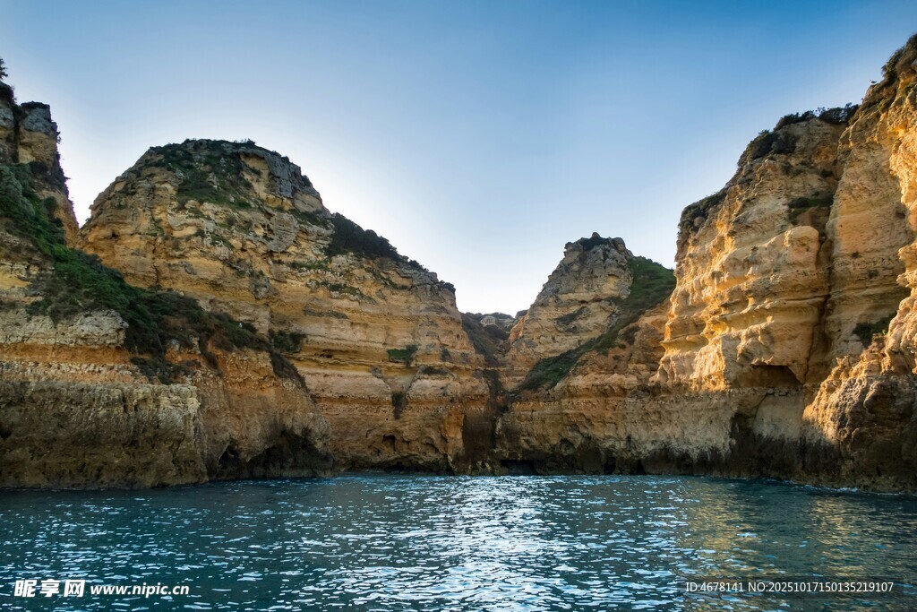海上壮丽岩石景观