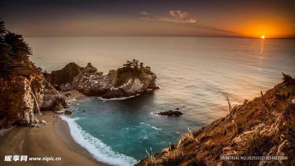 海边日落美景岩石与海浪