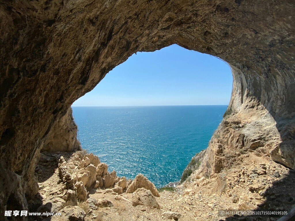 岩洞望海美景