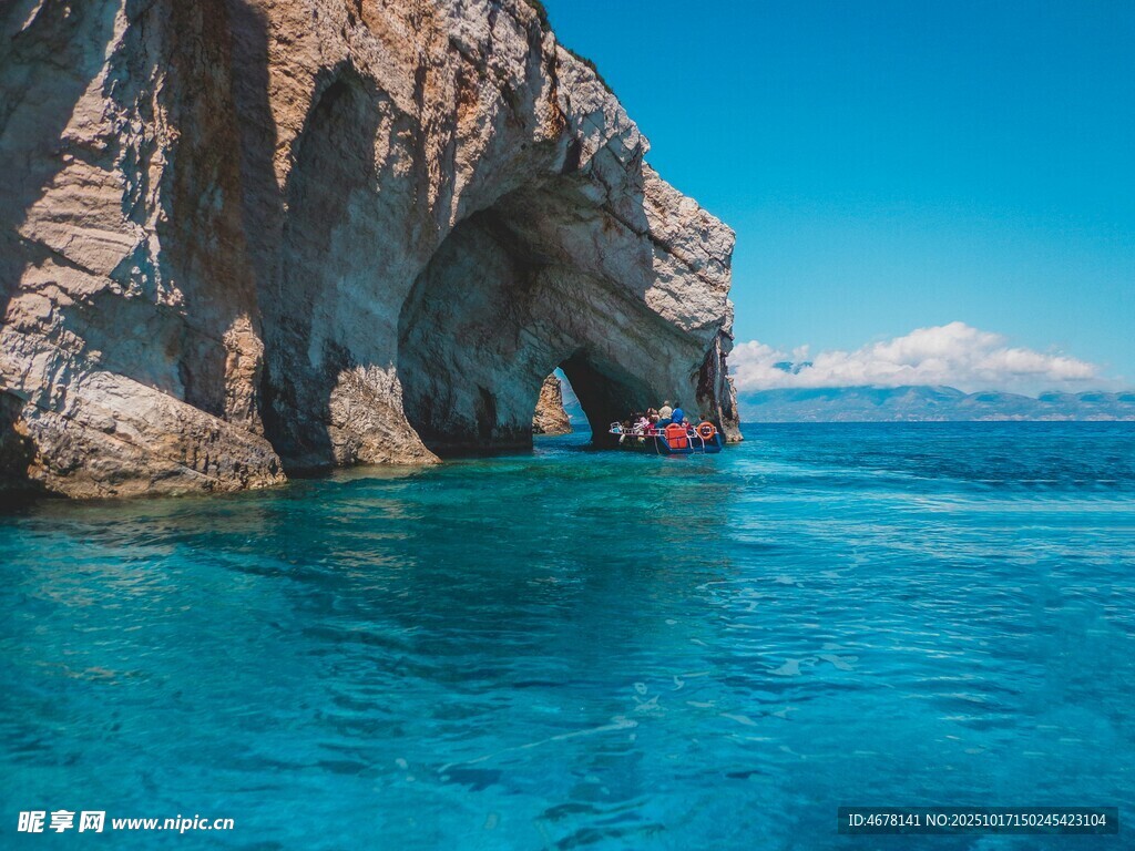 蓝洞海域的壮丽岩石景观