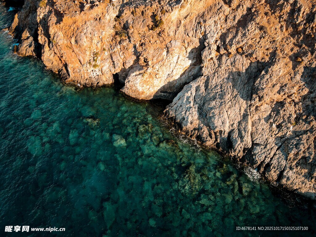 海岸边的清澈碧蓝海水