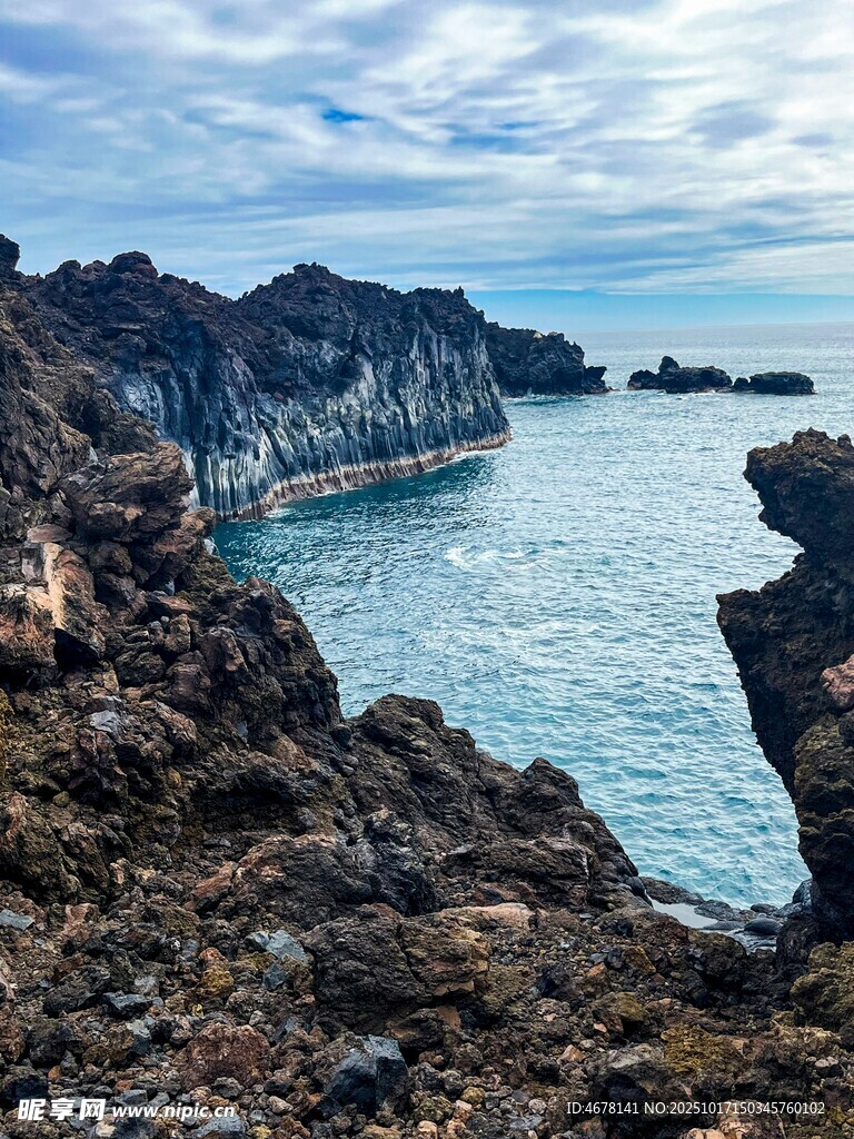 海边嶙峋岩石与辽阔大海