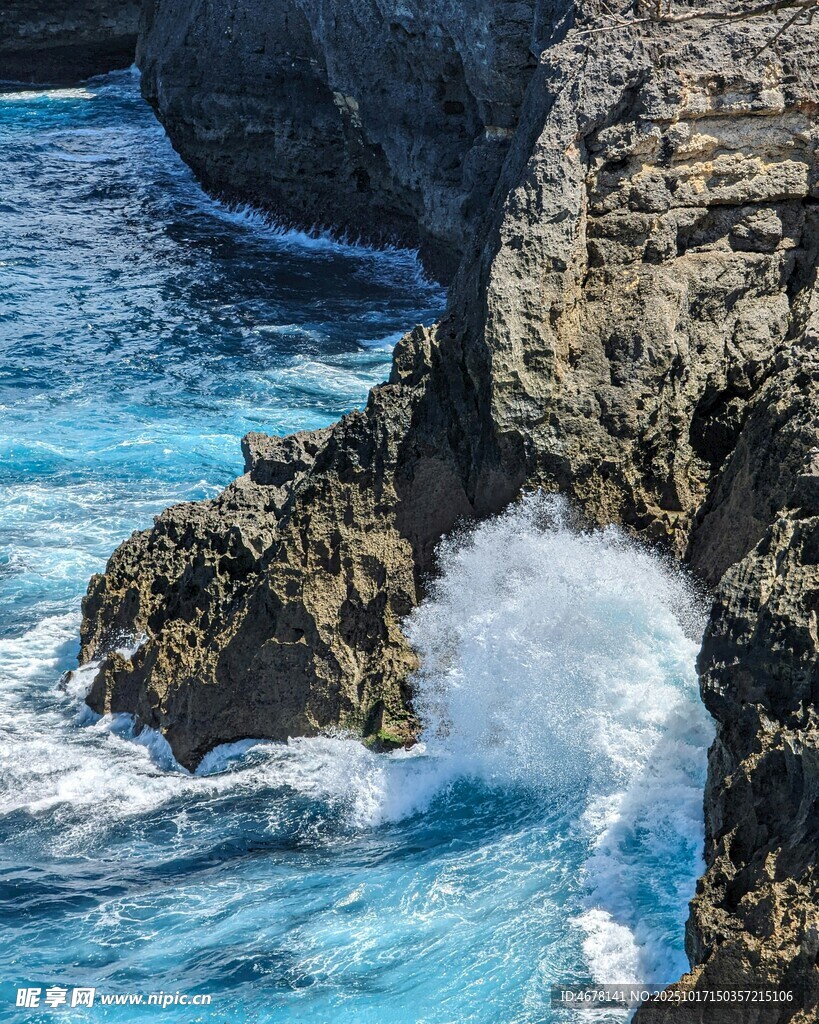 海浪拍击嶙峋礁石