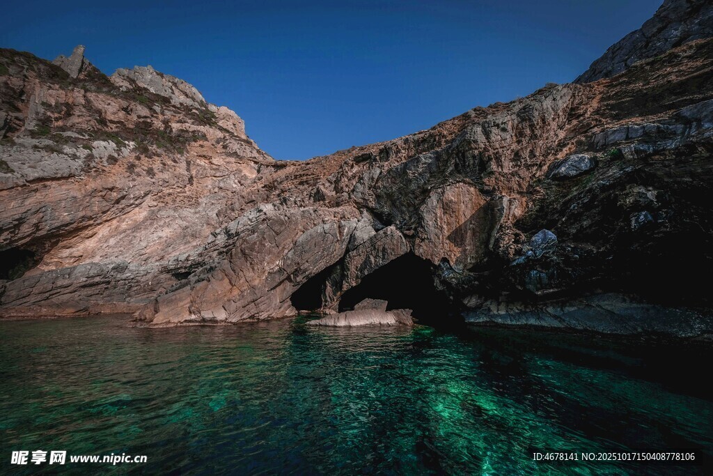 蓝天下的碧海岩岸美景