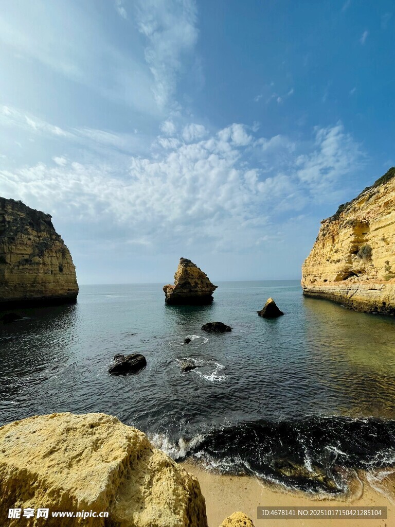 海岸边的嶙峋礁石与碧海