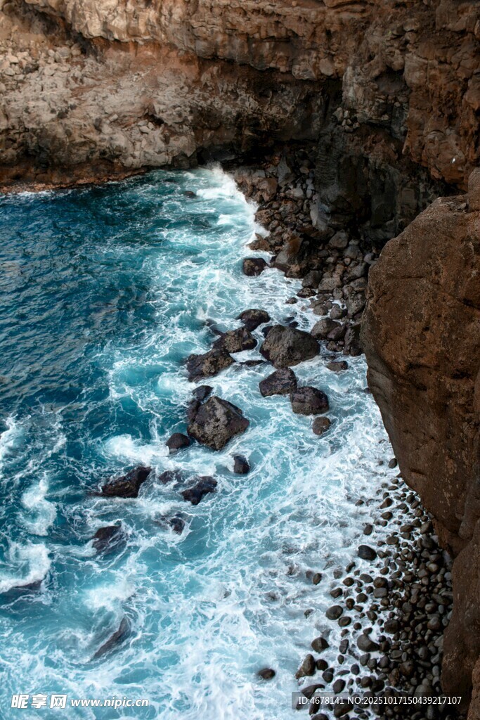 海岸边海浪拍打嶙峋礁石