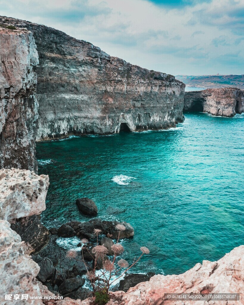 海岸悬崖边的迷人蓝绿色海水