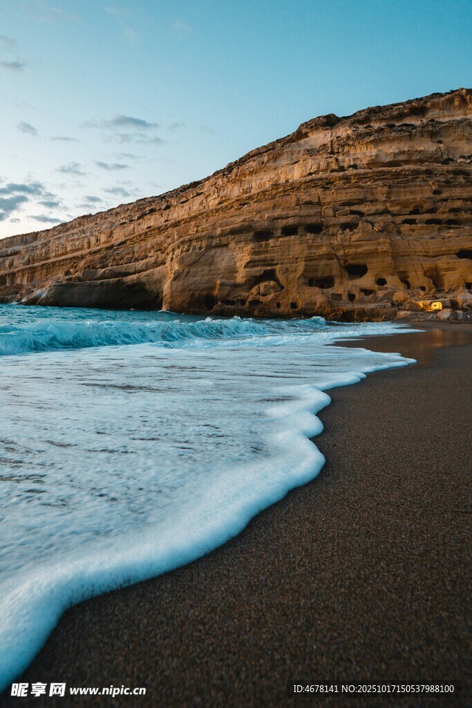 黑沙滩上的海浪与远山