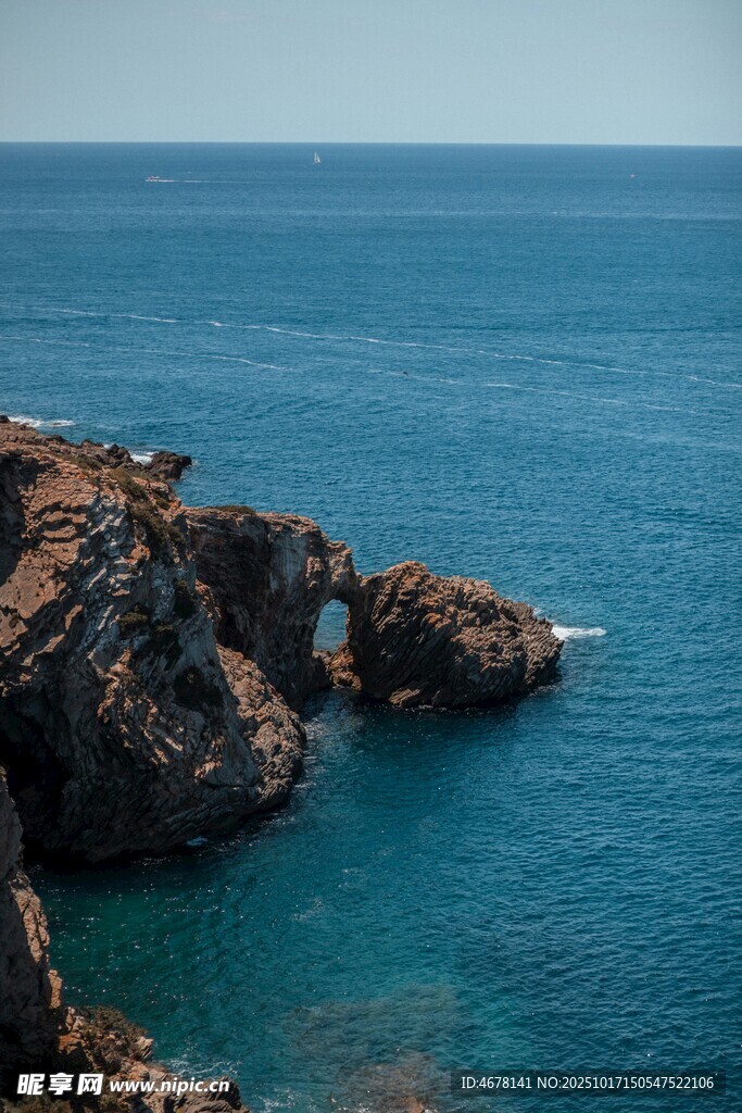 海边嶙峋礁石与碧蓝海水