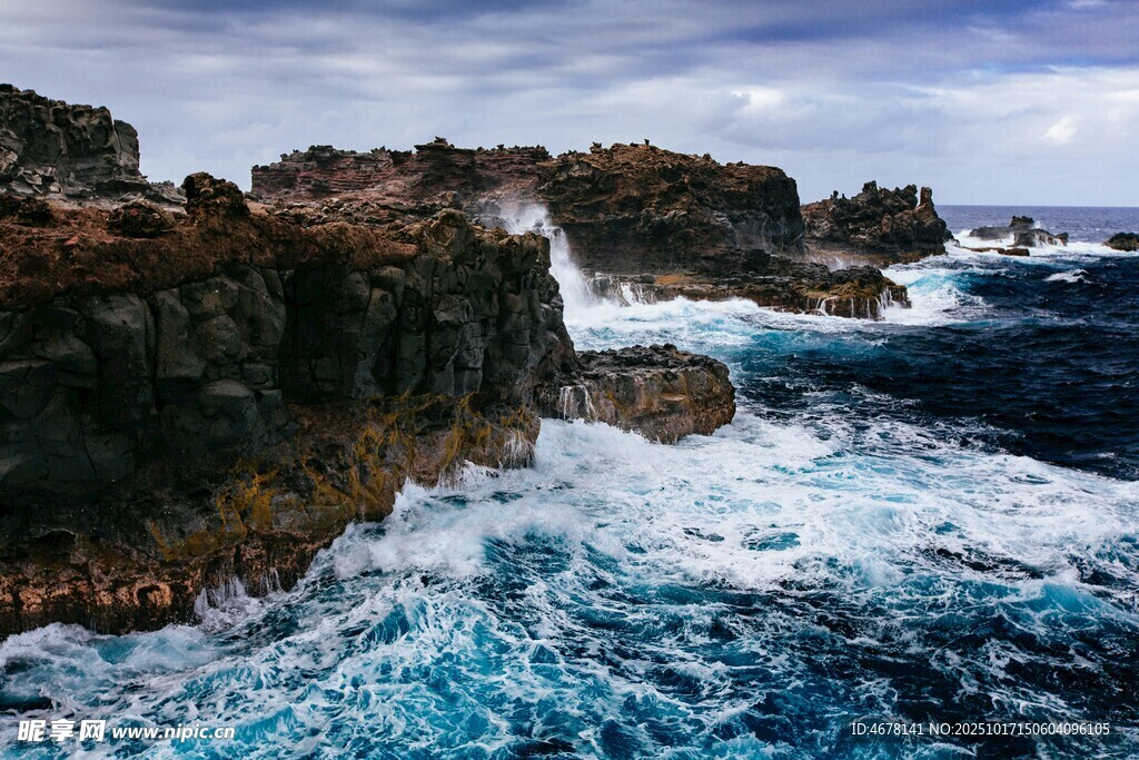 海浪拍击嶙峋海岸奇景