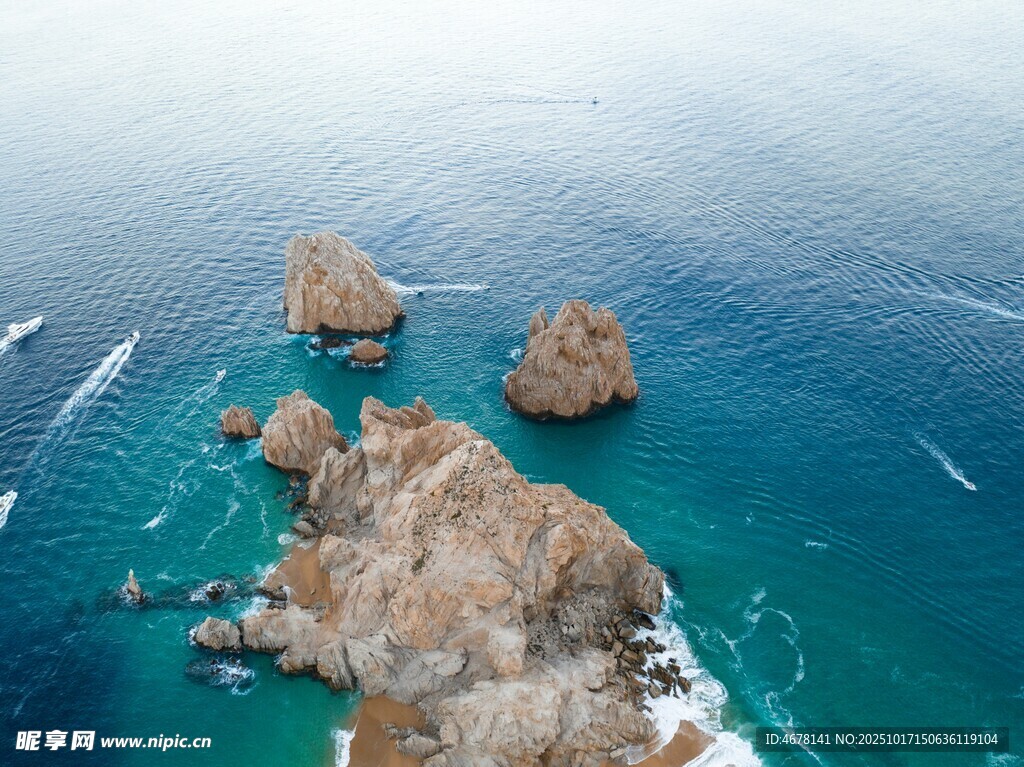 海上嶙峋礁石景观