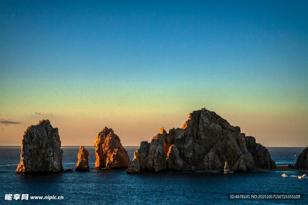 海边嶙峋岩石的美丽景致