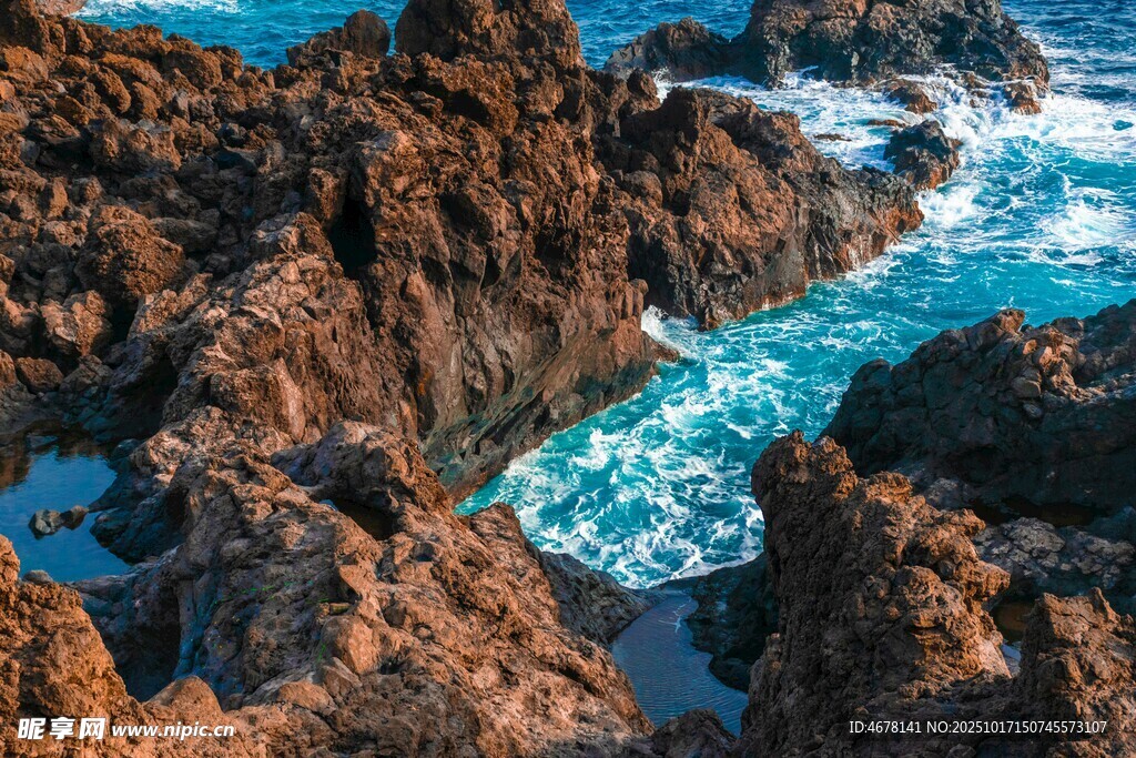 海岸嶙峋礁石与澎湃海浪