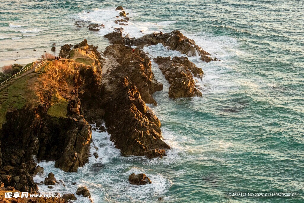 海岸边嶙峋礁石与海浪