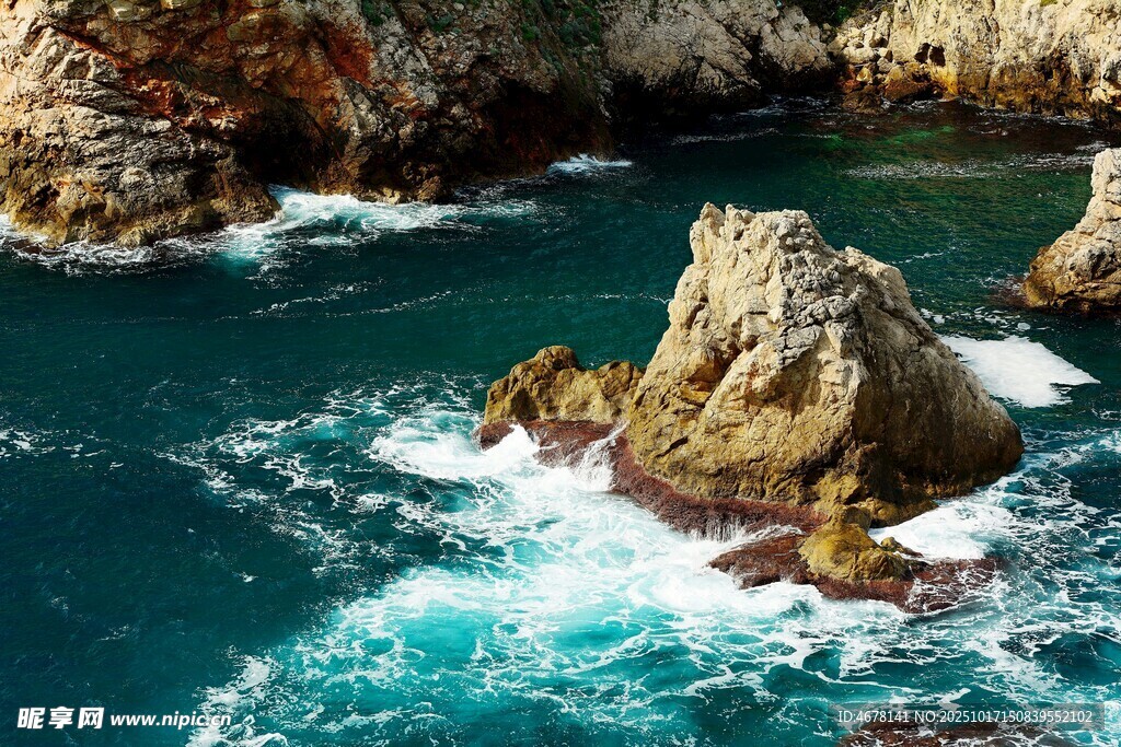 海岸礁石与澎湃海浪景观