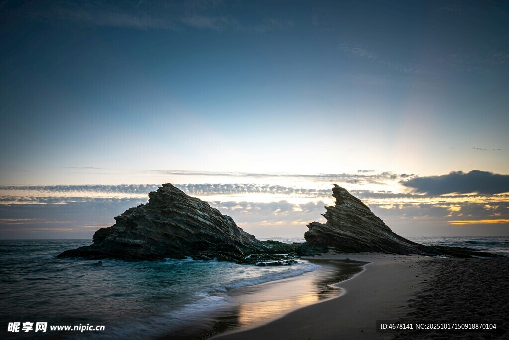 海边嶙峋礁石的美丽景致