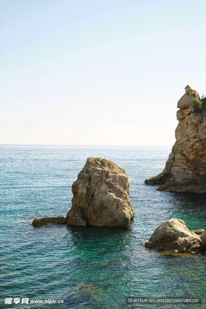 海边嶙峋礁石景观