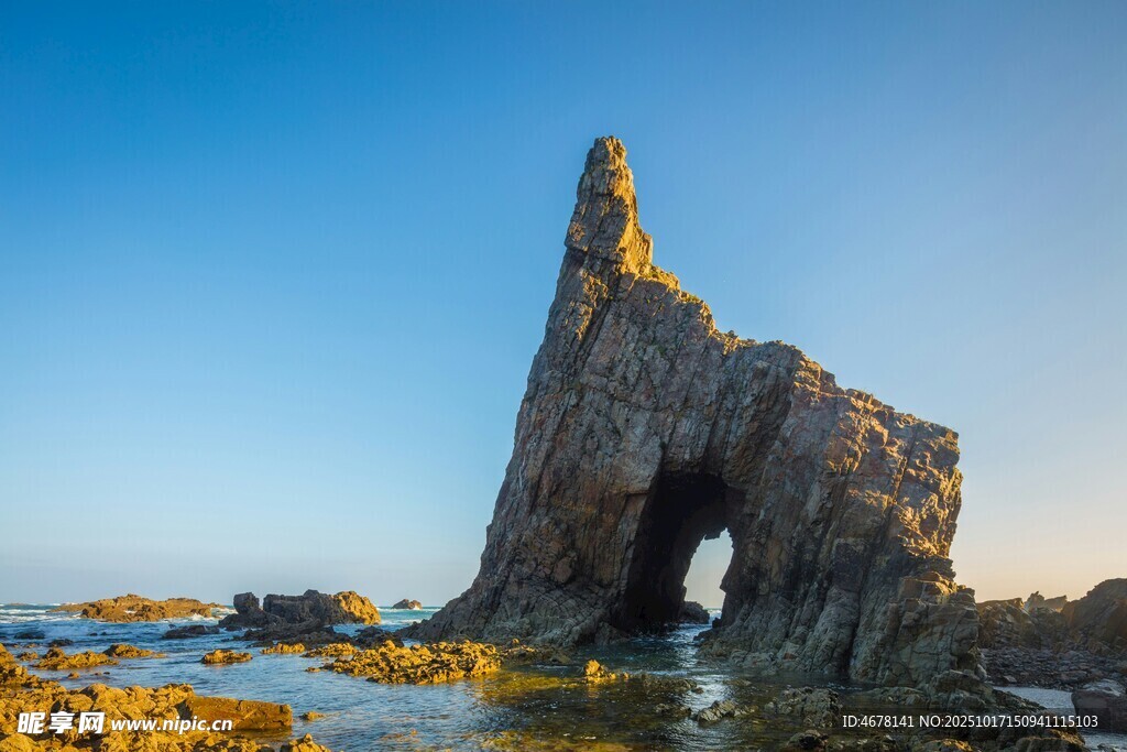 海边奇特拱形岩石景观