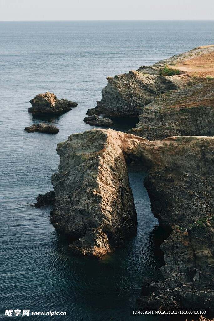 海边嶙峋岩石与天然石拱
