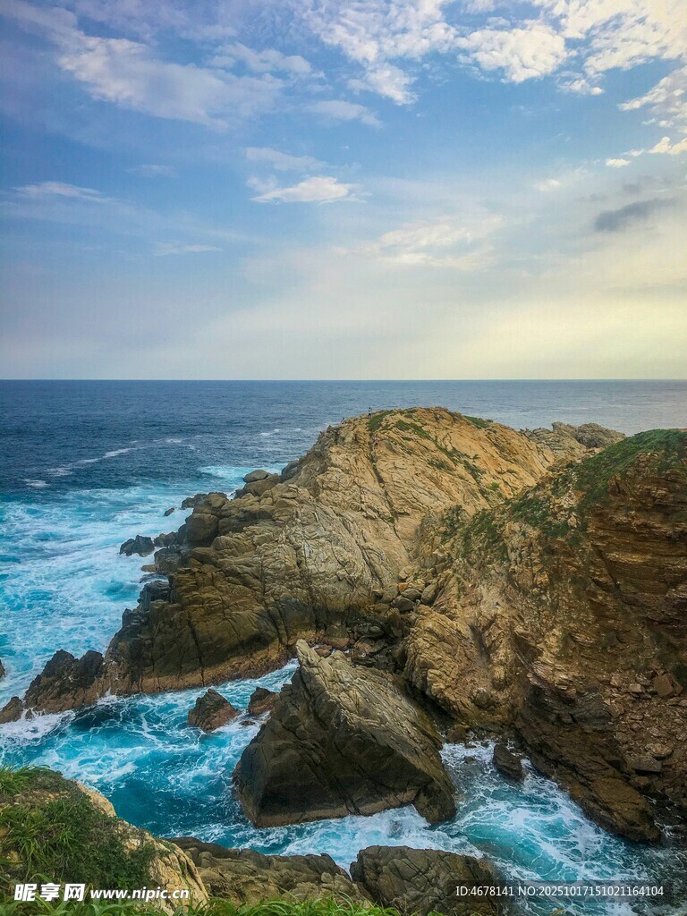 海边嶙峋礁石与蔚蓝大海