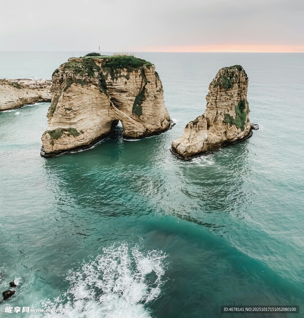 海上嶙峋礁石美景