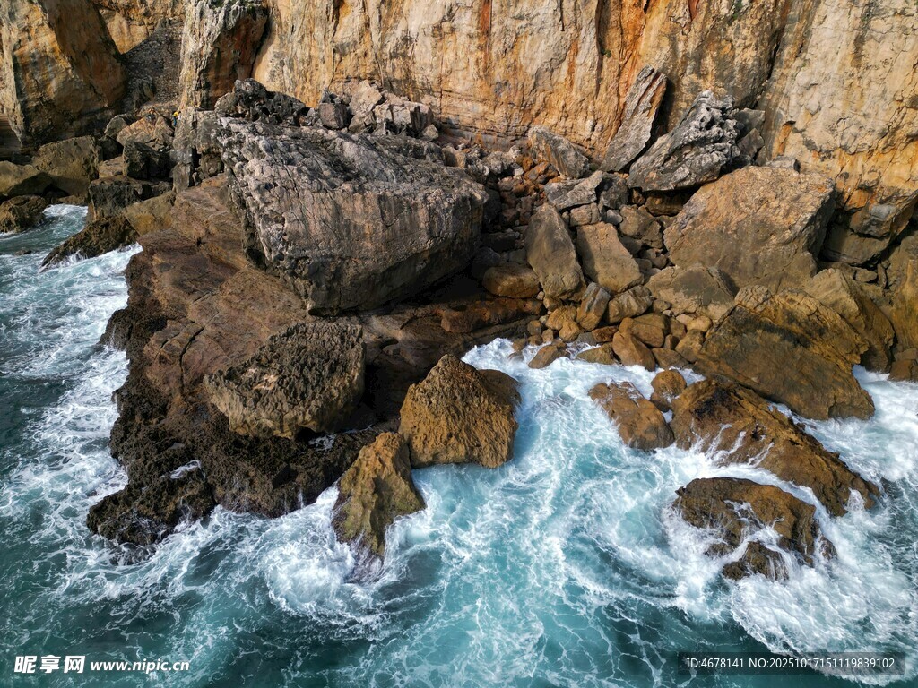 海浪拍击嶙峋礁石