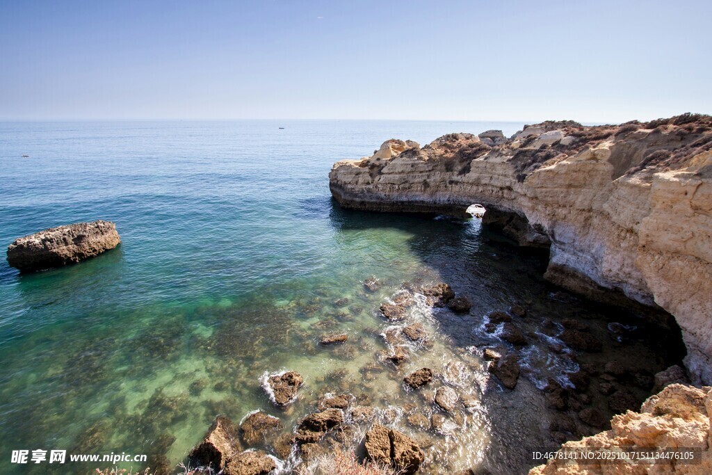 海岸边的嶙峋岩石与碧海