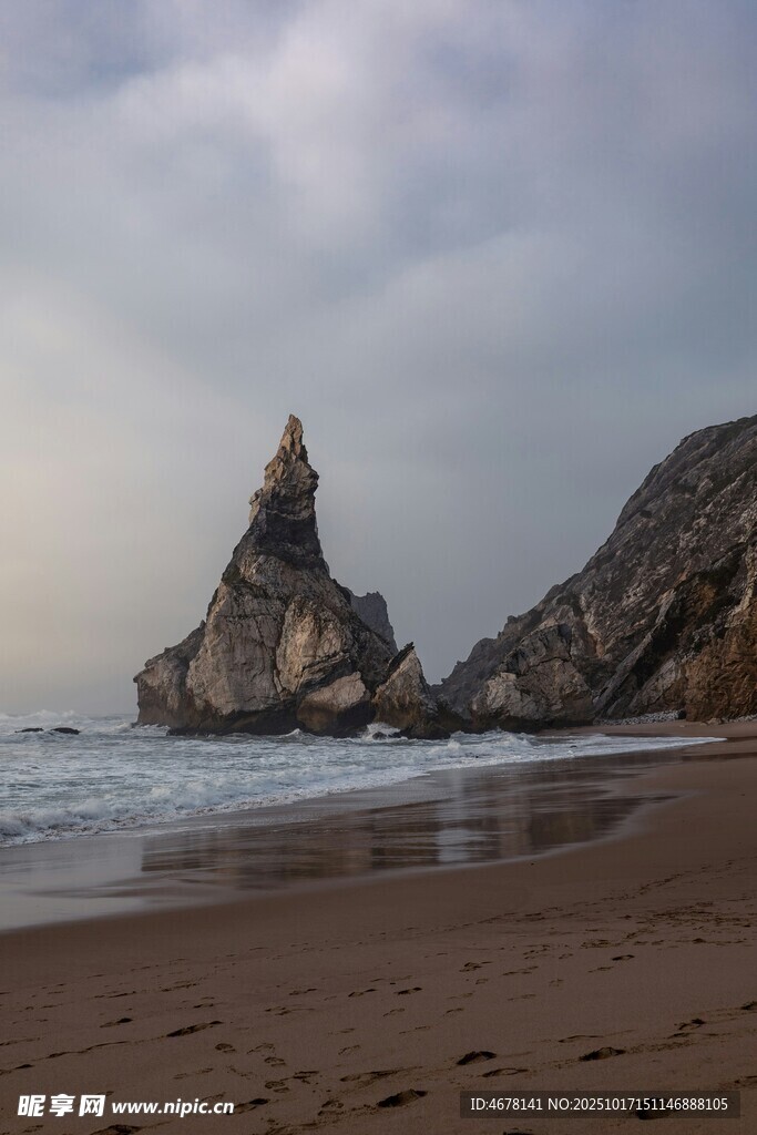海边孤耸岩石的美丽景致