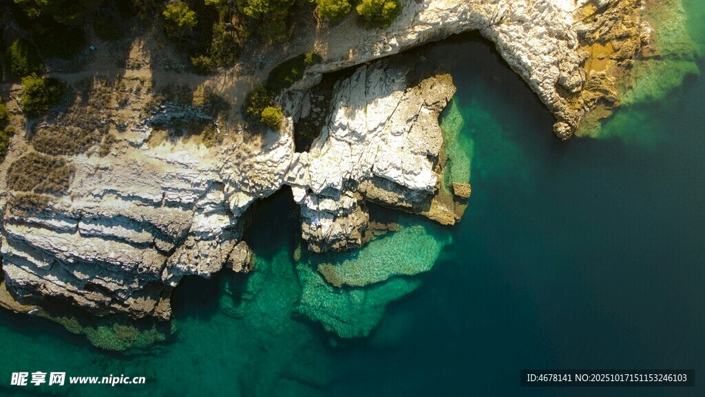 俯瞰碧海嶙峋岩石景观