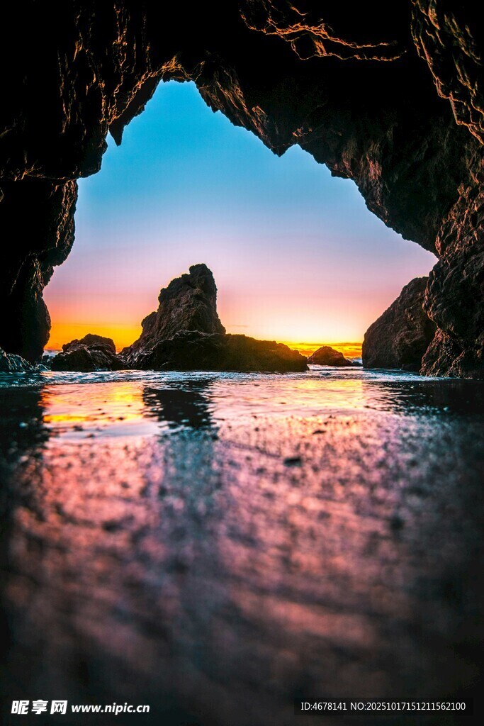 洞穴外的绝美日落海景