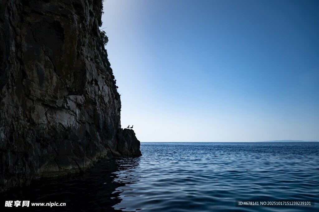 海边悬崖下的宁静海域