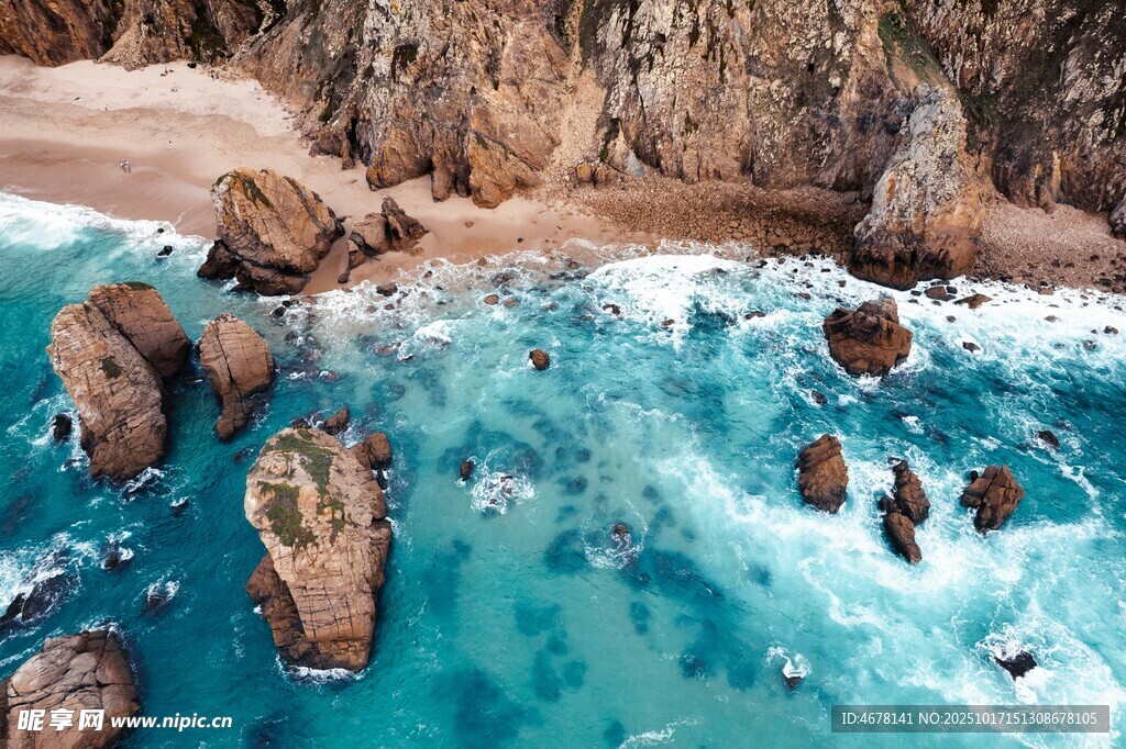 俯瞰碧海与嶙峋礁石