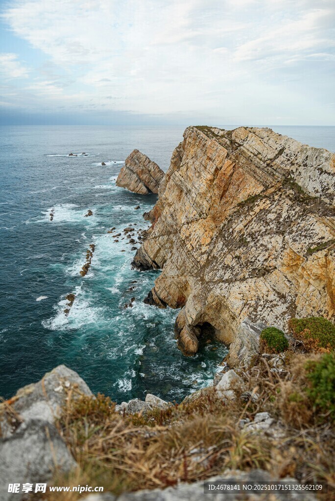 海岸嶙峋岩石与澎湃海浪