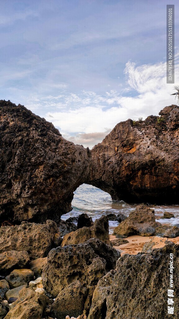 海边奇特拱形岩石景观