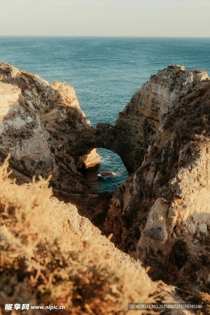 海边嶙峋岩石与辽阔大海