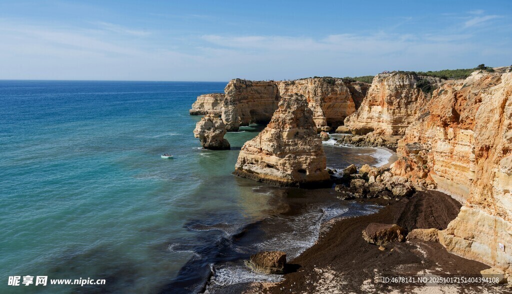 海岸边嶙峋岩石与碧海