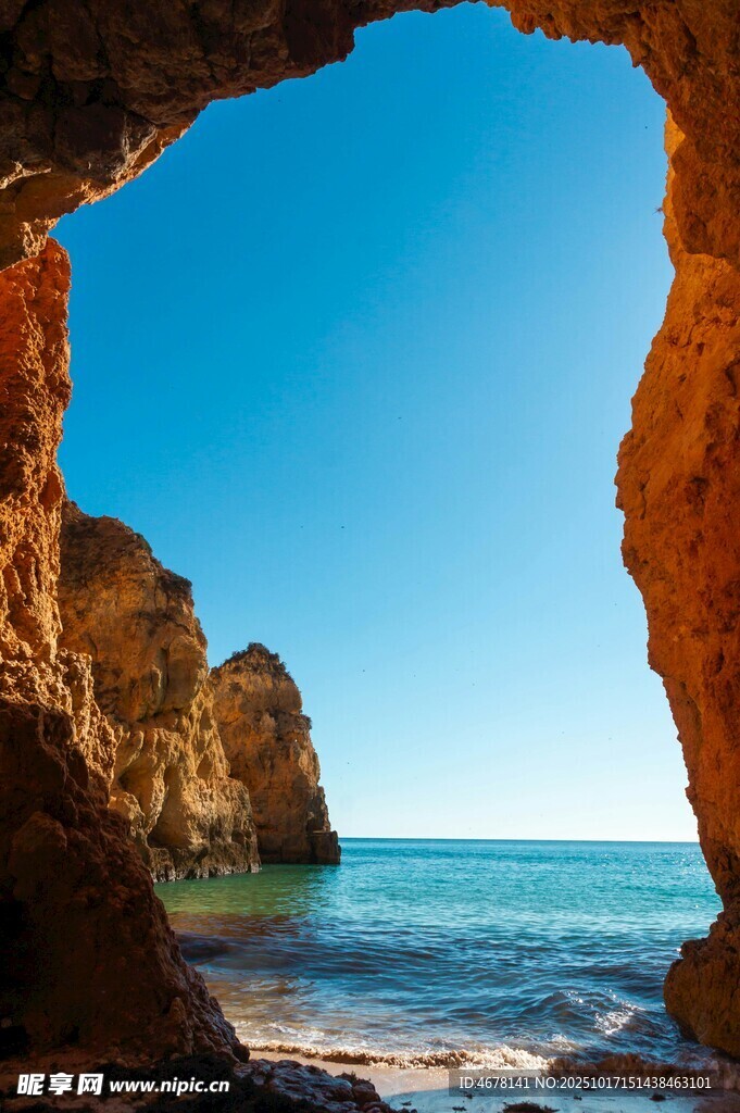 海边岩洞外的蔚蓝海景