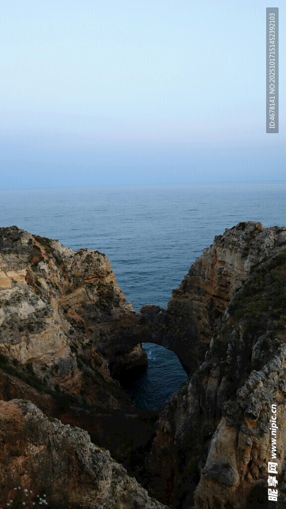 海边嶙峋岩石与辽阔海景
