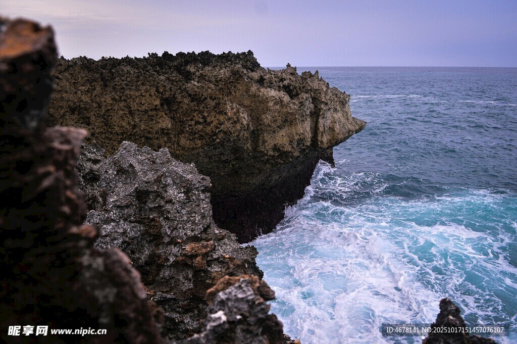 海边嶙峋礁石与翻涌海浪
