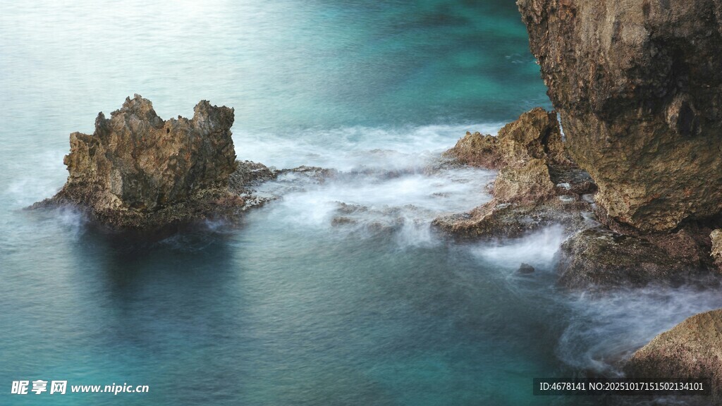 海边嶙峋礁石与湛蓝海水