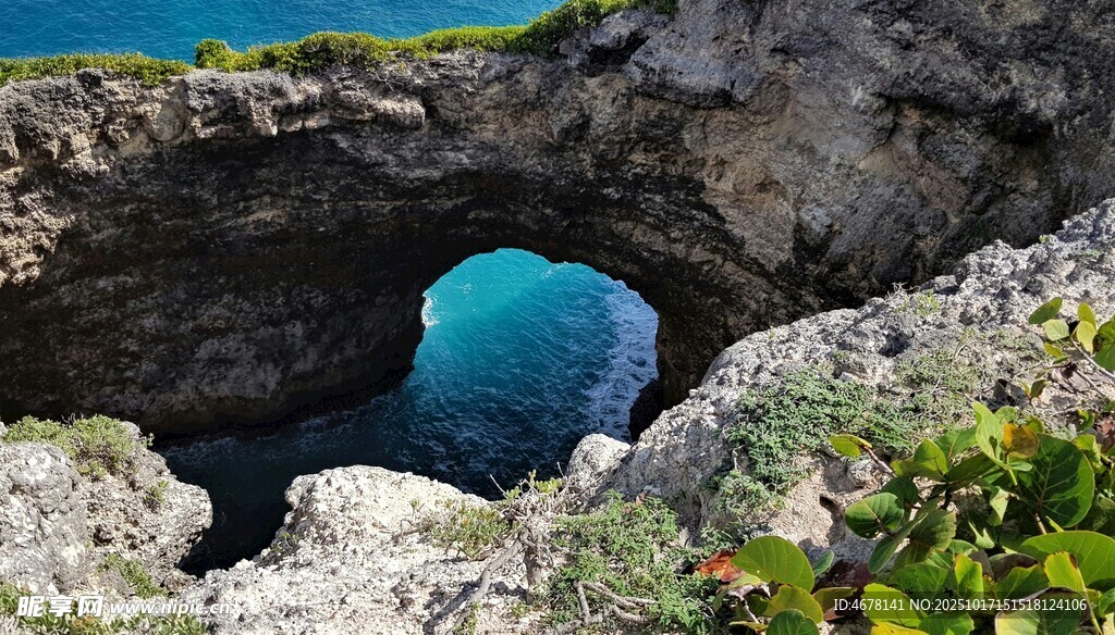 海边岩石洞穴中的幽蓝海水