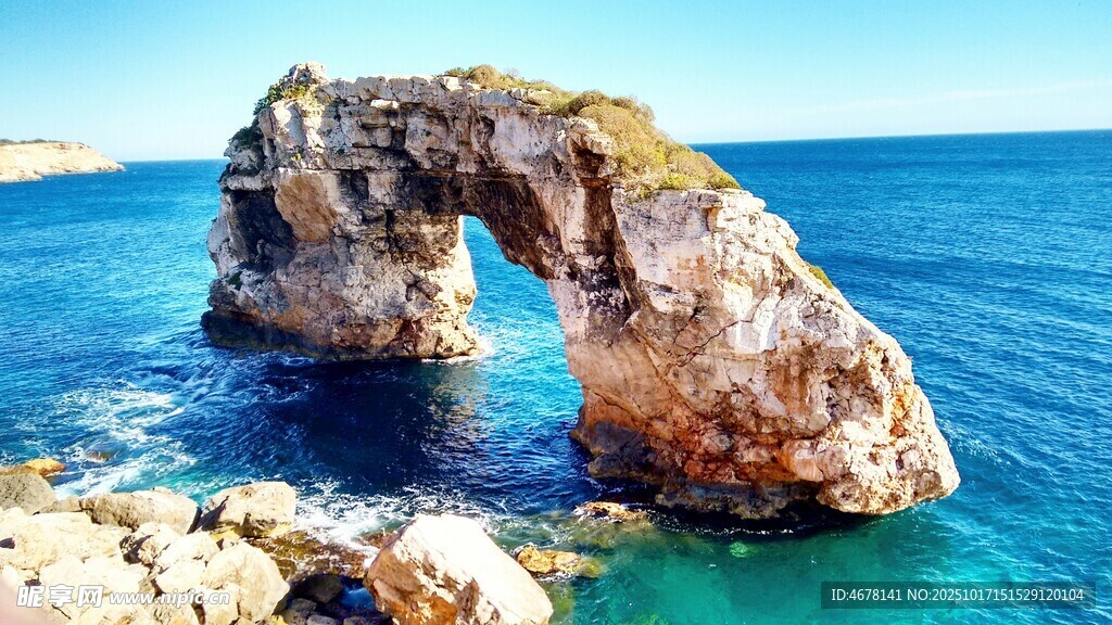 海边拱形岩石美景