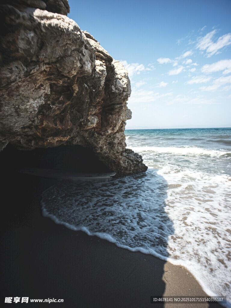 海边岩石下的海浪美景