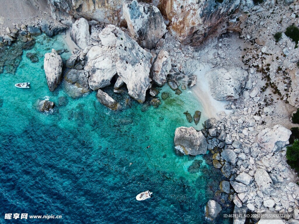 碧海礁石的绝美海岸风光